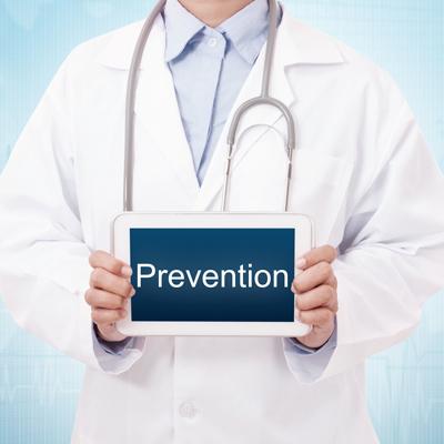 Docteur tenant une pancarte "prévention"