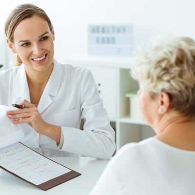 Docteur accompagnant son patient